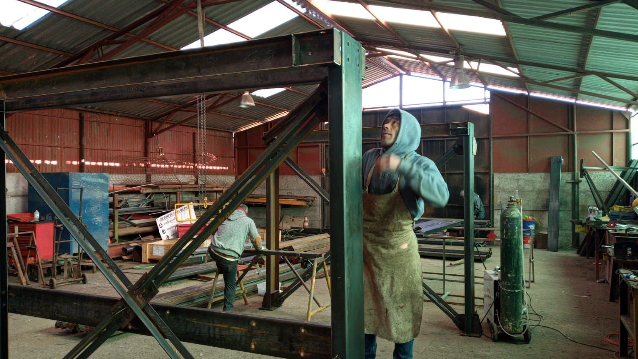 Fabricación de estructura metálica en el taller de maestranza de Metal Welding Varas