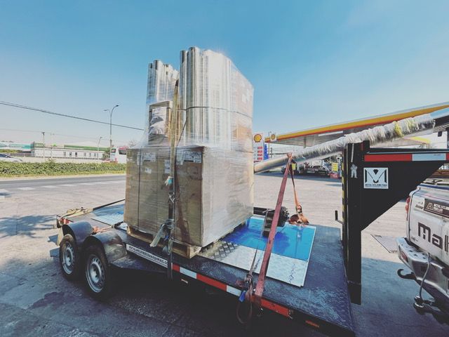Traslado de equipos sobre cama baja de Metal Welding Varas