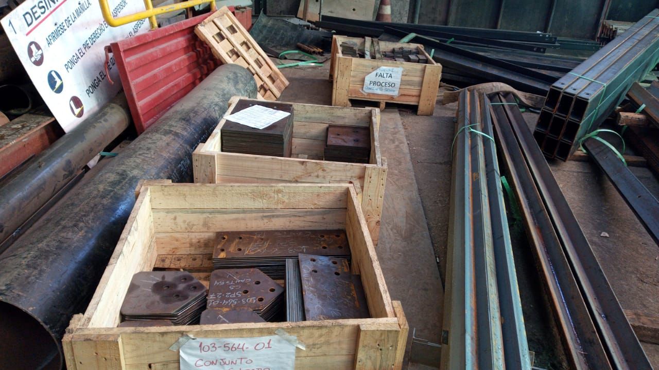 Piezas mecanizadas y perfiles de acero en proceso de fabricación
