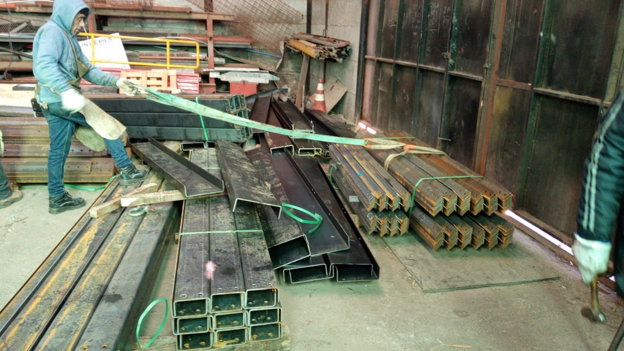 Fabricación y manipulación de perfiles y vigas de acero en taller
