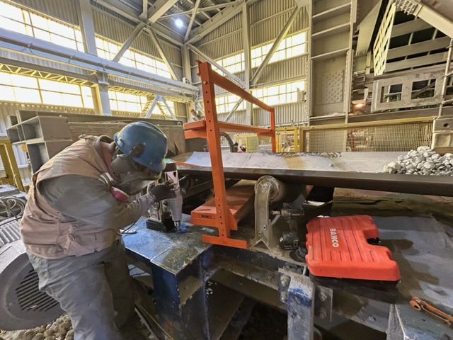 Mantenimiento con taladro magnético sobre plancha en planta de proceso