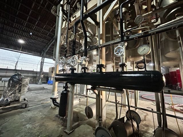 Planta de proceso agroindustrial con estanques y cañerías intervenida por Metal Welding Varas