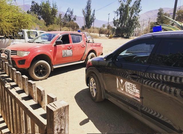 Camionetas de Metal Welding Varas desplegadas en terreno