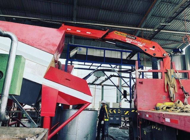 Instalación de equipo con grúa Palfinger en planta